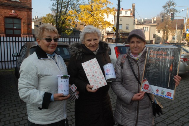 Krystyna Dutkiewicz, Elżbieta Szreder i Maria Baran prezentują puszki, do których będą zbierane datki, zapałki , które będą rozdawane darczyńcom oraz plakat akcji .