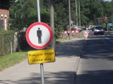 Niewielkie utrudnienia w ruchu na ul. Słupskiej w Ustce. Uwaga na pieszych!