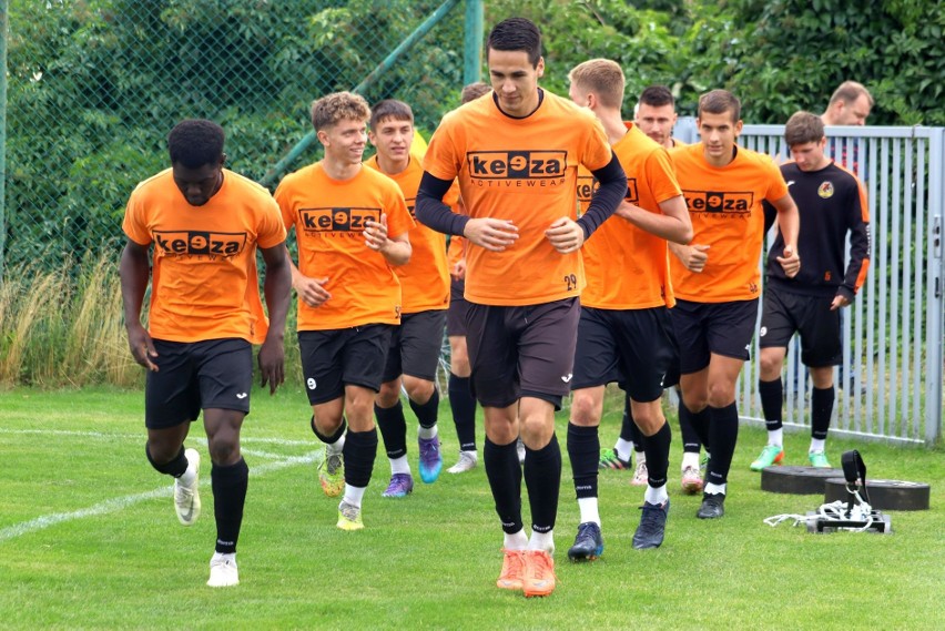 Ciekawy sparing w Ostrowcu, Piłkarze KSZO 1929 zremisowali z Bronią Radom 1:1. Zobaczcie zdjęcia z tego meczu