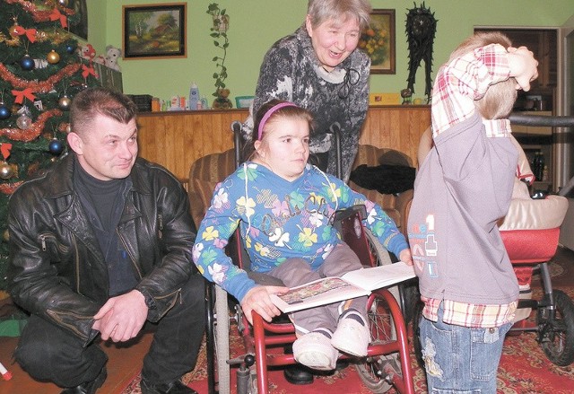 Agnieszka jest miłą i kontaktową dziewczyną. Obok niej Piotr Machała, reprezentujący wczoraj grupę więźniów, którzy pomogli niepełnosprawnej. Z tyłu Maria Poprawska, prezes fundacji "Rodzina&#8221;, inicjatorka wczorajszego spotkania w domu Agnieszki. 