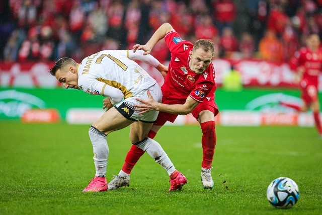 Widzew (na czerwono) rozegrał przeciwko Jagiellonii bardzo dobry mecz, ale białostoczanie okazali się lepsi i trzeba docenić to zwycięstwo - uważa Łukasz Masłowski