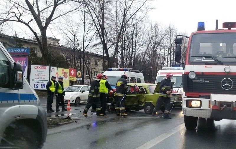 Wypadek w Bielsku-Białej. Kierowca uwięziony w aucie [ZDJĘCIA]