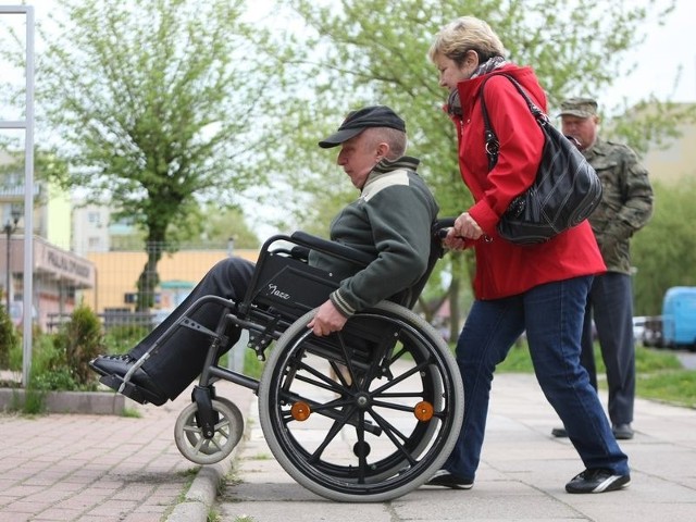 Mirosław Piszko przy pokonywaniu barier architektonicznych czasem  musi korzystać z pomocy osób pełnosprawnych.