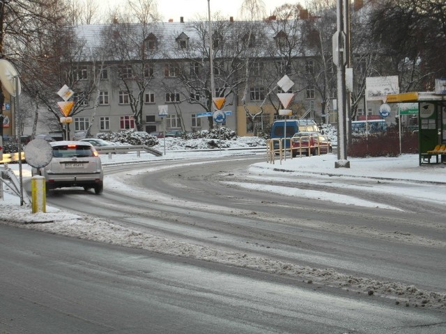 Ulica Tuwima w kierunku Deotymy. Czy tu pługów nie było. Białe wyspy śniegu na ulicy utrudniają jazdę i przykrywają znaki poziome.