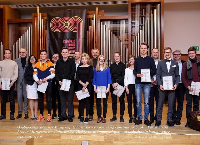 Państwowa  Szkoła Muzyczna I i II st. im Juliusza Zarębskiego w Inowrocławiu wraz z Centrum Edukacji Artystycznej w Warszawie były organizatorami  Ogólnopolskiego Konkursu Gitarowego dla uczniów szkół muzycznych II stopnia. Tegoroczna edycja konkursu odbywała się w Sali Koncertowej im. Ireny Dubiskiej.  Do Inowrocławia zjechali utalentowani gitarzyści z całej Polski. Koncert Laureatów Ogólnopolskiego Konkursu Muzycznego (obejmującego specjalności: gitara, wiolonczela, kontrabas, trąbka, klarnet, organy) odbędzie się  1 czerwca w Studiu Koncertowym Polskiego Radia im. W.  Lutosławskiego w Warszawie.