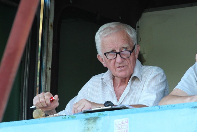 Zdzisław Włodarczyk w „budzie”, czyli pomieszczeniu spikera na stadionie Orlicza Suchedniów