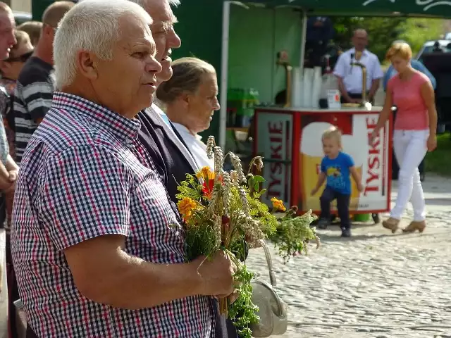 Wierni na mszę przynieśli ze sobą kwiaty i zioła do poświęcenia.