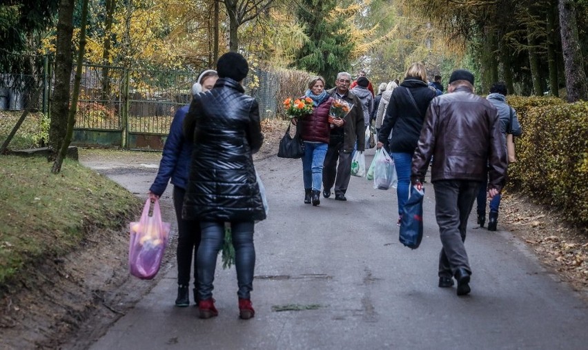 Wszystkich Świętych na cmentarzach w Trójmieście i na Pomorzu [ZDJĘCIA]