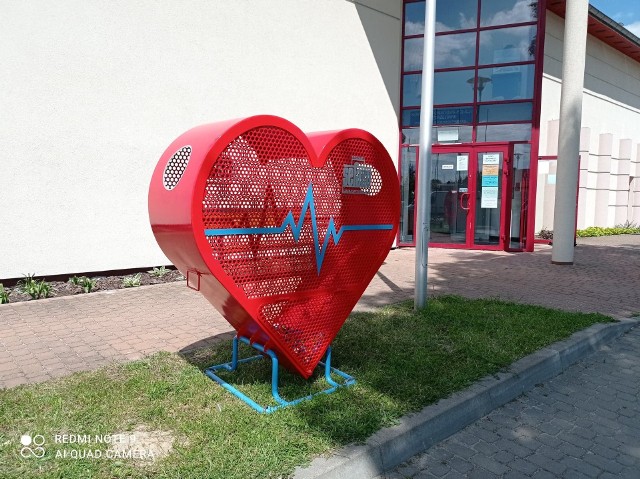 W Nagłowicach stanęło pierwsze, czerwone serce. Można do niego wrzucać plastikowe nakrętki.