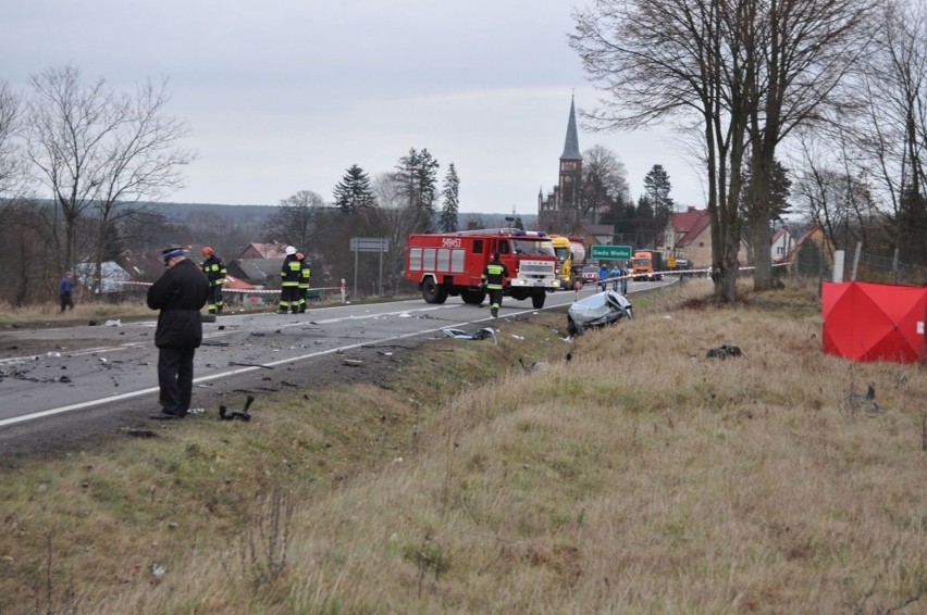 Wypadek na krajowej 20. Dwie ofiary [zdjęcia, wideo, aktualizacja]