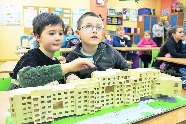 W SP nr 65 realizowany jest pierwszy w Polsce edukacyjny projekt architektoniczny. Ciekawe lekcje i świetna infrastruktura przyciągają do szkoły wielu chętnych spoza rejonu