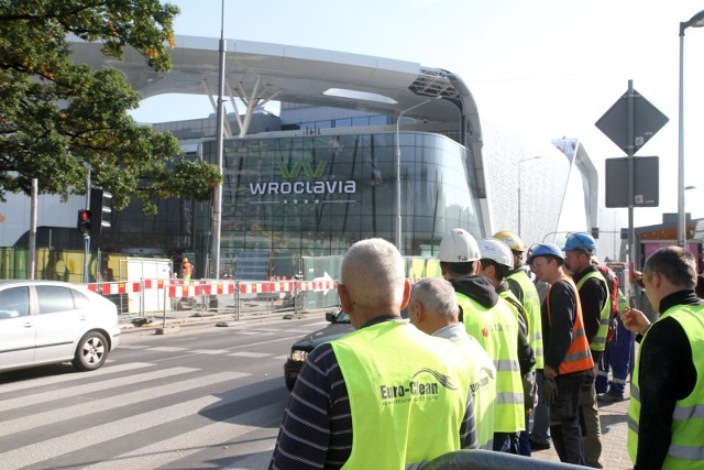 Do galerii Wroclavia można dziś wejść tylko w kasku. Bo jest placem budowy