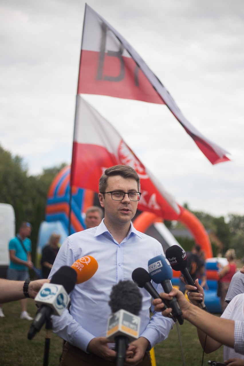 Polski Ład na pikniku w Słupsku. Zabawa i kolejka chętnych do porozmawiania z posłem Piotrem Müllerem