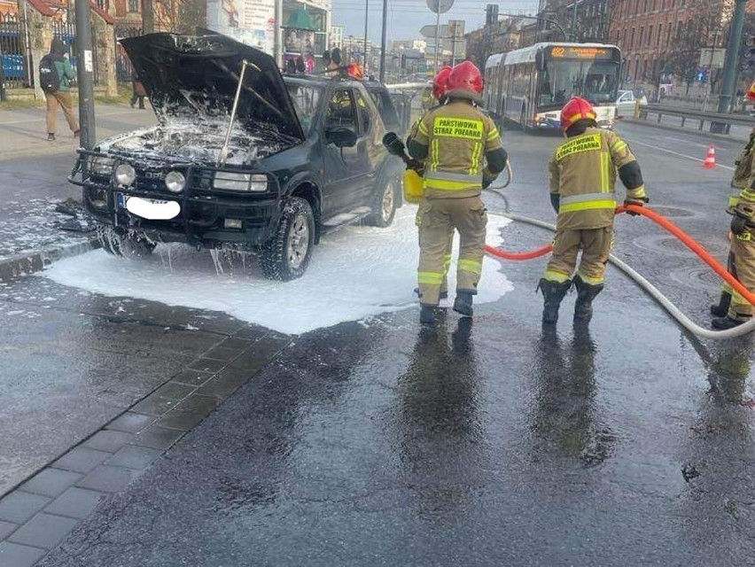 Pożar samochodu w centrum Krakowa. Interweniowała straż pożarna. Mamy nagranie