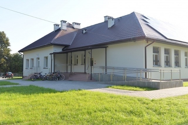 Szkoła w Zrębinie będzie miała boisko wielofunkcyjne wraz z zadaszeniem o stałej konstrukcji