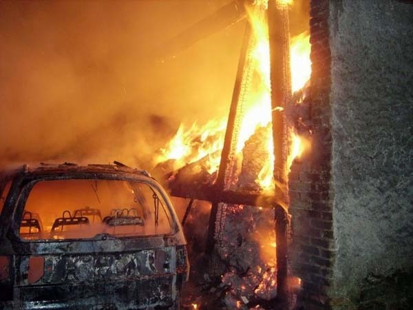 W ubiegłotygodniowym pożarze spaliła się stodoła i stojący w niej samochód.
