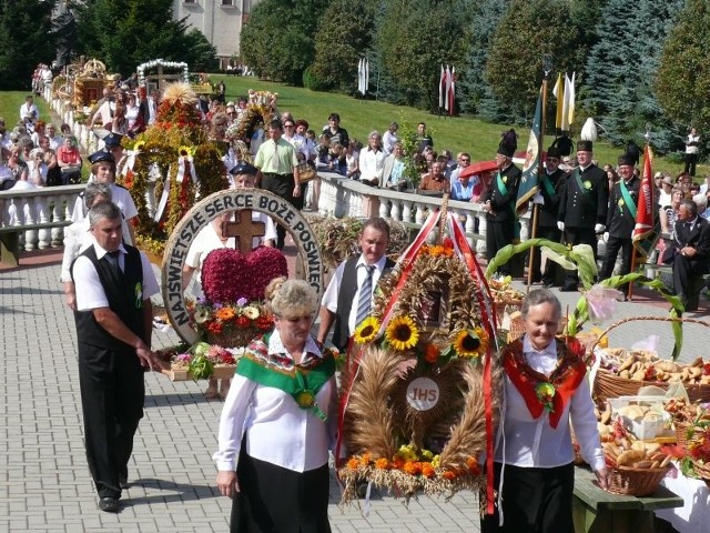 W korowodzie było 20 wieńców dożynkowych.