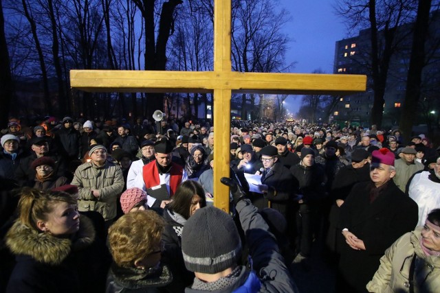 Setki osób uczestniczyły też w Drodze Krzyżowej w Kielcach, z prawej biskup Jan Piotrowski.