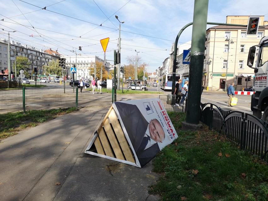 Kraków. Po wyborach jak po huraganie. Kandydaci leżą na ulicach [ZDJĘCIA]