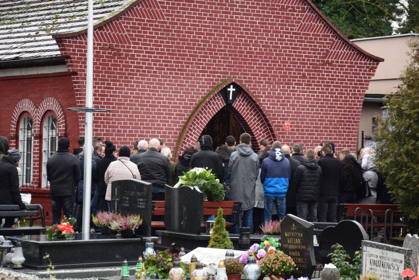 Utwór "Cisza" zagrany na trąbce na pogrzebie nastolatka...