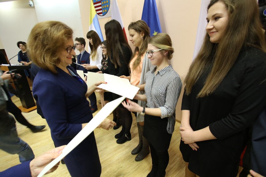 Uczniowie szkół z powiatu ostrowieckiego odebrali stypendia premiera. Zobacz, kto i ile dostał (ZDJĘCIA, WIDEO)