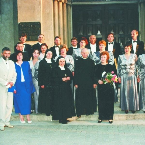 DMS2- Kameralny Chór Państwowy Filharmonii z Homla na schodach Kościoła p. w. Podwyższenia Krzyża Świętego. Rok 1996