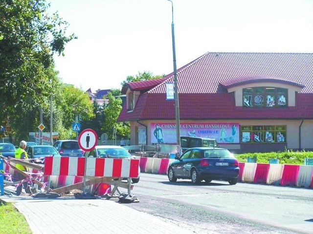 Robotnicy na moście na ul. Wojska Polskiego zdjęli stare barierki, a na jezdni nie ma już starego asfaltu.