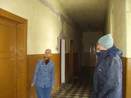 Andrzej Czernicki, kierownik GZK w Pilznie (po prawej) cieszy się, podobnie jak mieszkańcy, że znajdą się pieniądze na remont budynku.