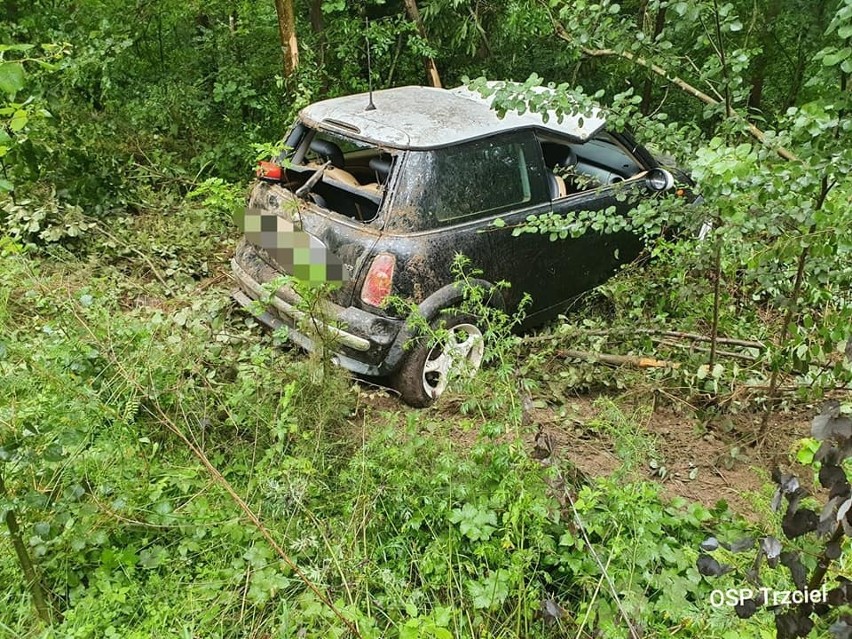 22-latka wypadła z drogi i dachowała