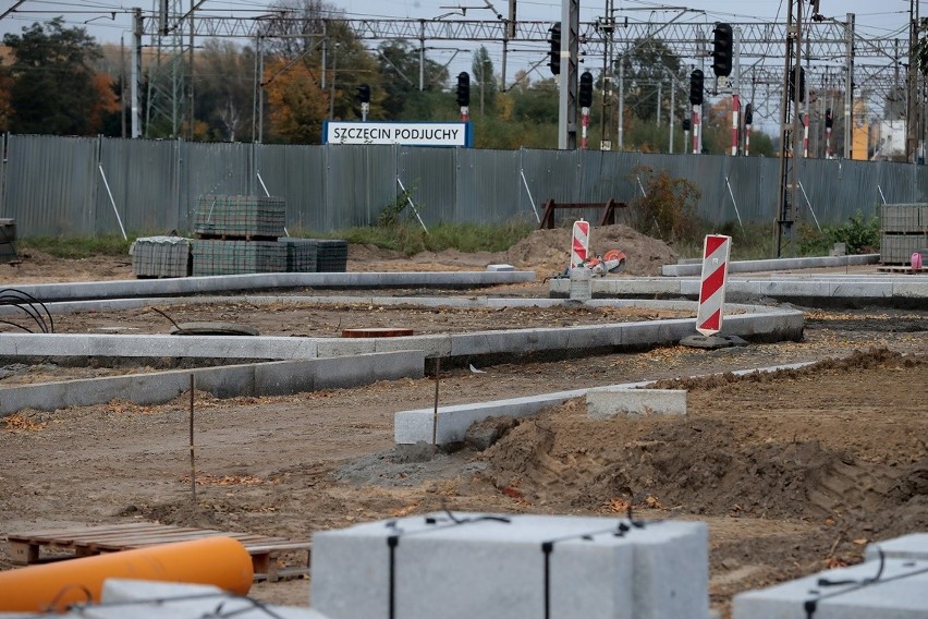 Szczecin. Przy stacji kolejowej w Podjuchach powstają pętla i parking. Obsłużą SKM. Zobacz zdjęcia z budowy