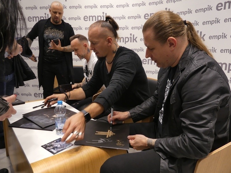 Behemoth w Empiku w łódzkiej Manufakturze. Nergal mówi o "ekstremalnym świętokradztwie"...