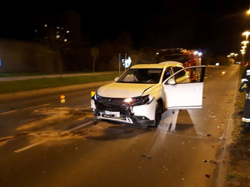 Groźny wypadek na Bandurskiego. Kierowca forda mustanga uderzył w latarnię ZDJĘCIA  