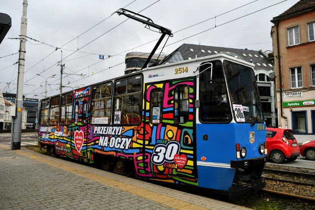 Wrocławskie MPK wystawiło tramwaj na licytację "od złotówki". Kwota szybko zaczęła rosnąć, wobec czego prezes Krzysztof Balawejder zapowiedział, że osoba, która wylicytuje pojazd Konstal 105Na za kwotę wyższą niż 100 tysięcy, otrzyma w pakiecie godziny z instruktorem jazdy