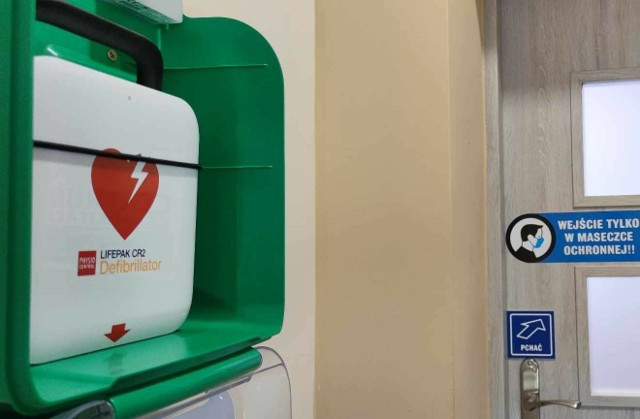 Defibrylator został umieszczony na klatce schodowej budynku przy ulicy 3 Maja w Proszowicach