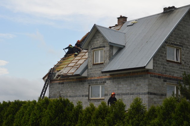 Strażący zabezpieczają uszkodzony dach budynku mieszkalnego przy ul. Św. Huberta