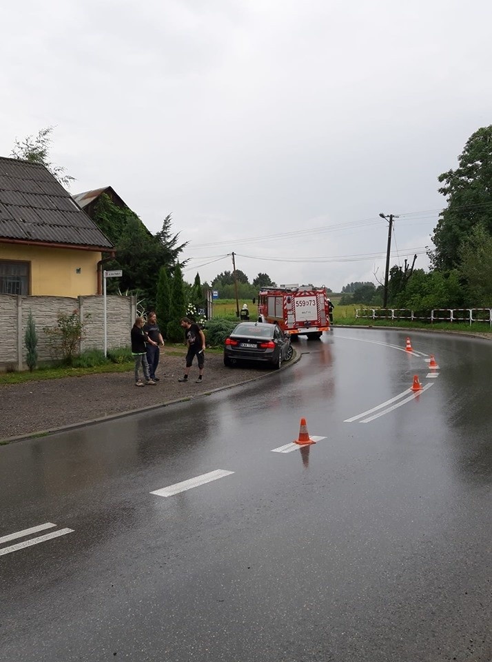 Samochód ciężarowy wypadł na łuku drogi i uderzył w drzewo w Witanowicach. Na szczęście nie ma rannych [ZDJĘCIA]