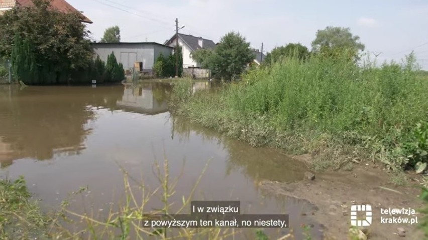 Kilkadziesiąt domów w Bieżanowie pod wodą. Winny niedrożny przepust pod torami? "Przyczyn może być wiele"