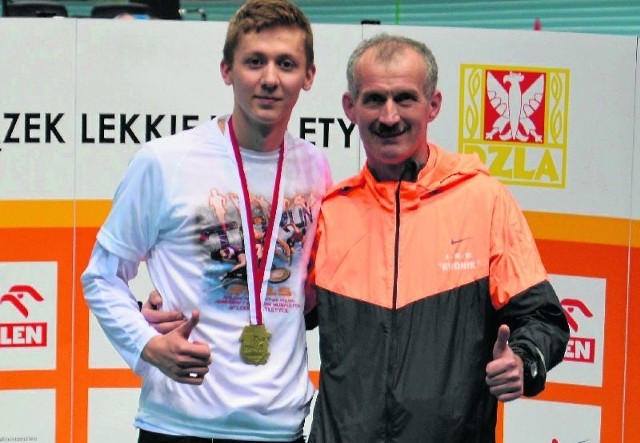 Mateusz Borkowski na podium, już po ceremonii dekoracji medalami. Obok jego trener i zarazem prezes klubu LKB Rudnik - Sylwester Dudek. 