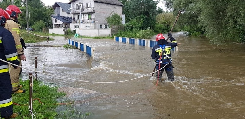 W Kielcach wylała Lubrzanka odcinając ludzi od świata. Strażacy ratują posesje przed zalaniem [WIDEO, ZDJĘCIA]