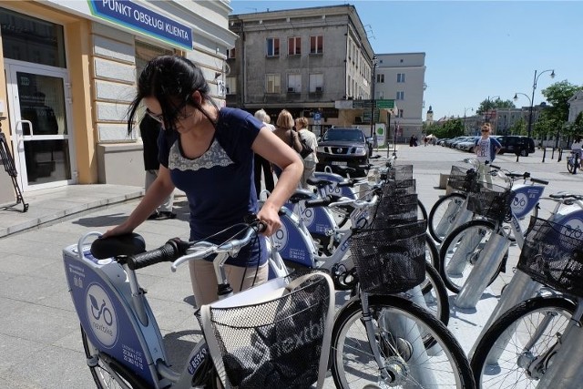 Studentka Beata Bagieńska, gdy tylko pogoda sprzyja, chętnie jeździ BiKeR-em. Dziś sprawdzała nowe rowery.