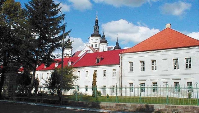 Zespół budynków Prawosławnego Męskiego Monasteru pw. Zwiastowania Najświętszej Maryi Panny - to najczęściej odwiedzany zabytek w Supraślu. Legenda głosi, że mnisi z Gródka po kilkudniowych modłach puścili z biegiem rzeki Supraśl drewniany krzyż z relikwiami. Tam, gdzie zatrzymałby się krzyż, miał być ich klasztor. Tak właśnie powstał supraski monaster. Zakonnicy zgromadzili tu bogatą bibliotekę z cennymi drukami i rękopisami np. Kodeks supraski z XI-XII w. Po przyjęciu unii brzeskiej klasztor w Supraślu stał się bardzo ważnym  ośrodkiem kulturalnym i religijnym unitów. W 1695 roku uruchomiono tu przyklasztorną drukarnię, a szesnaście lat później powstała pierwsza we wschodniej Polsce papiernia. To właśnie tu po raz pierwszy wydrukowano słynną kolędę "Bóg się rodzi".