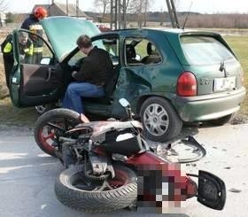 Kierowca osobówki miał szczęście, że motor uderzył w bok samochodu tuż za jego siedzeniem.