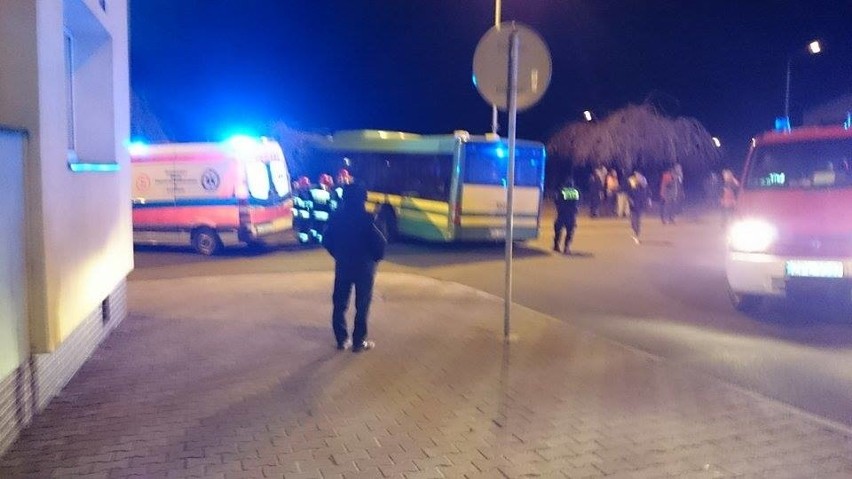 Wypadek w Policach. Autobus uderzył w barierkę