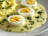 Smakowite jajka w sosie musztardowym z ziemniakami. Wypróbuj przepis na kultowe danie z czasów PRL. Smaczny i tani obiad bez mięsa