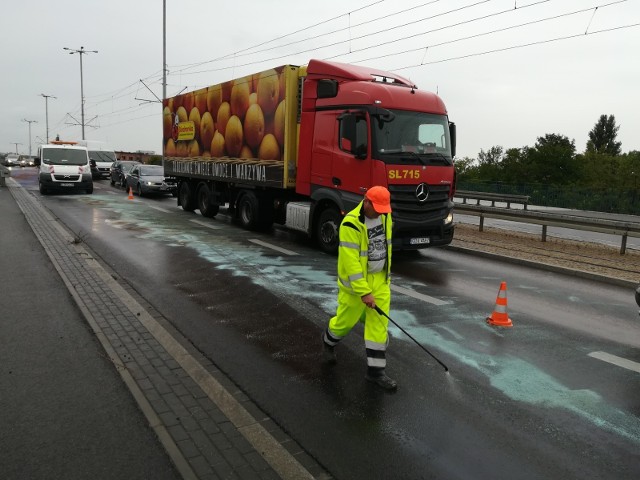 Plama oleju na wiadukcie przy ul. Kościuszki [ZDJĘCIA]Dziś ok. godziny 12 na wiadukcie przy ul. Kościuszki samochód dostawczy uderzył w barierkę. Uderzenie było na tyle silne, że doszło do wycieku oleju samochodowego.Na odcinku w kierunku ul. Wschodniej były utrudnienia, ale rzecznik Straży Pożarnej w Toruniu zapewnia, że sytuacja jest już opanowana.- Nie ma już utrudnień w ruchu - mówi Andrzej Seroczyński.Zobacz także: Utrudnienia na A1. Aż trzy kolizjeNowosciTorun