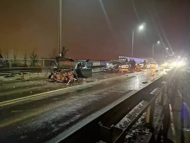 Wypadek miał miejsce 5 stycznia 2021 roku na wiadukcie na ul. Wołczyńskiej w Kluczborku.