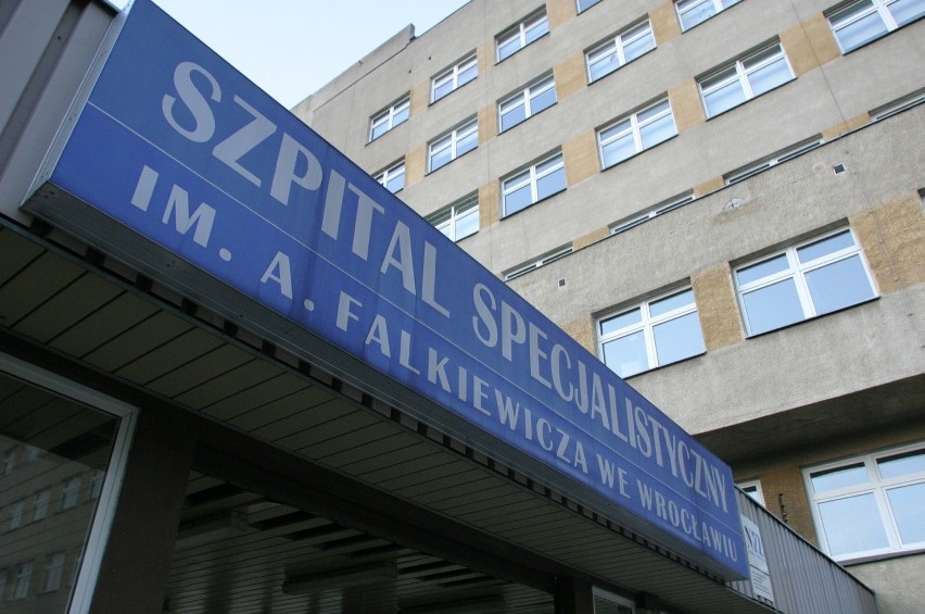 Szpital na Brochowie bez ciepłej wody. Noworodki myją chusteczkami