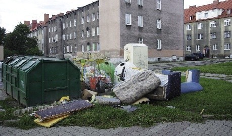 Wielkogabarytowe śmieci zalegają na wielu słupskich ulicach.