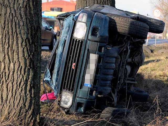 Tragiczne wypadki w powiecie przeworskimDo 2 tragicznych w skutkach wypadków i kilku kolizji doszlo rano na drodze krajowej nr 4 w powiecie przeworskim. Przy wjeLdzie do Przeworska terenowe mitsubishi wypadlo z drogi i zatrzymalo sie miedzy drzewami.