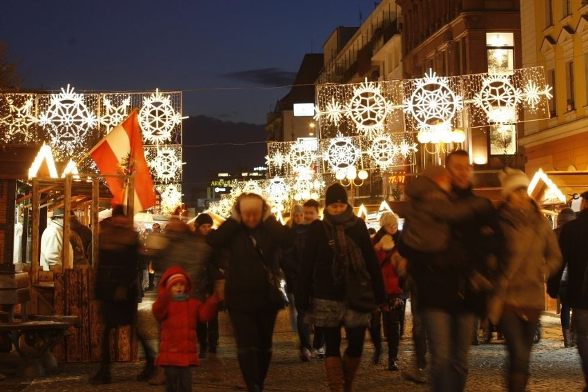 Wrocław już się świeci. W centrum zrobiło się świątecznie (ZDJĘCIA)